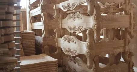 一吨木头能造多少柜？走进工厂，解密实木浴室柜的昂贵与匠心